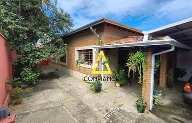 Imagem: A casa possui 2 Dormitórios, 2 Banheiros, 2 Vagas na garagem