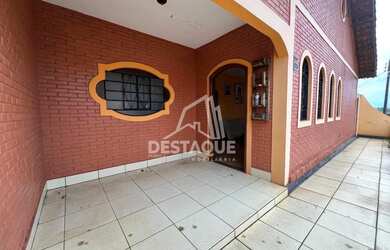 Imagem: A casa possui 3 Dormitórios, 2 Banheiros, 1 Vaga na garagem