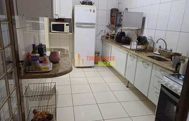 Imagem: A casa possui 3 Dormitórios, 2 Banheiros, 1 Vaga na garagem