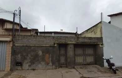 Imagem: A casa possui 3 Dormitórios, 3 Banheiros, 2 Vagas na garagem