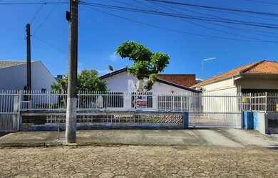 Imagem: A casa possui 4 Dormitórios, 2 Banheiros, 2 Vagas na garagem