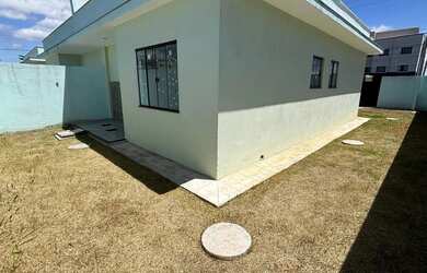 Imagem: A casa possui 2 Dormitórios, 2 Banheiros, 2 Vagas na garagem