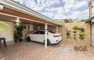 Imagem: A casa possui 2 Dormitórios, 2 Banheiros, 2 Vagas na garagem