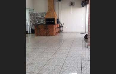 Imagem: A casa possui 1 Dormitório, 2 Banheiros, 5 Vagas na garagem