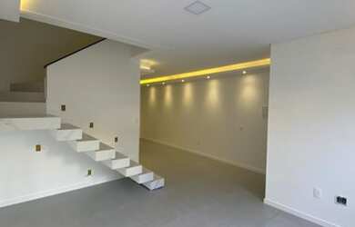 Imagem: A casa possui 3 Dormitórios, 3 Banheiros, 1 Vaga na garagem