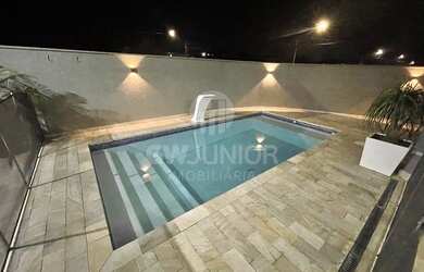 Imagem: A casa possui 3 Dormitórios, 4 Banheiros, 2 Vagas na garagem