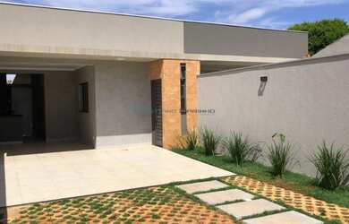 Imagem: A casa possui 3 Dormitórios, 2 Banheiros, 4 Vagas na garagem