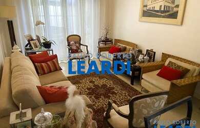 Imagem: A casa possui 3 Dormitórios, 4 Banheiros, 3 Vagas na garagem