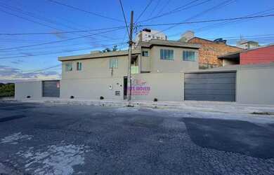 Imagem: A casa possui 3 Dormitórios, 1 Banheiro, 4 Vagas na garagem