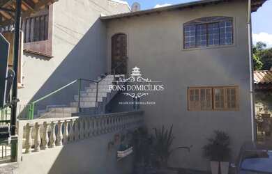 Imagem: A casa possui 3 Dormitórios, 2 Banheiros, 3 Vagas na garagem