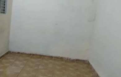 Imagem: A casa possui 1 Dormitório e 1 Banheiro e está localizado