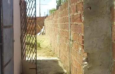 Imagem: A casa possui 2 Dormitórios, 1 Banheiro, 1 Vaga na garagem