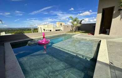 Imagem: A casa em condomínio possui 4 Dormitórios, 5 Banheiros, 4