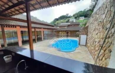 Imagem: A casa possui 5 Dormitórios, 5 Banheiros, 4 Vagas na garagem