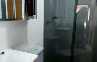 Imagem: A casa possui 2 Dormitórios, 1 Banheiro, 2 Vagas na garagem