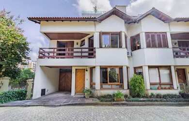 Imagem: A casa em condomínio possui 4 Dormitórios, 4 Banheiros, 2