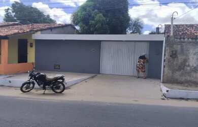 Imagem: A casa possui 3 Dormitórios, 1 Banheiro, 4 Vagas na garagem
