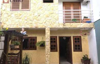 Imagem: A casa possui 3 Dormitórios, 2 Banheiros, 3 Vagas na garagem