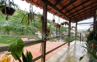 Imagem: A casa possui 3 Dormitórios, 2 Banheiros, 1 Vaga na garagem