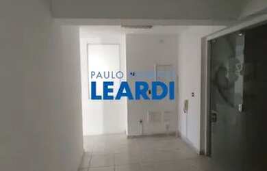 Imagem: O depósito para alugar possui 2 Vagas na garagem e 74m² de