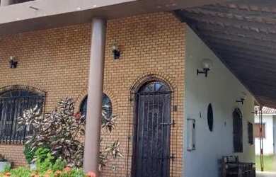 Imagem: A casa possui 3 Dormitórios, 3 Banheiros, 2 Vagas na garagem