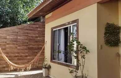 Imagem: A casa possui 3 Dormitórios, 2 Banheiros, 2 Vagas na garagem