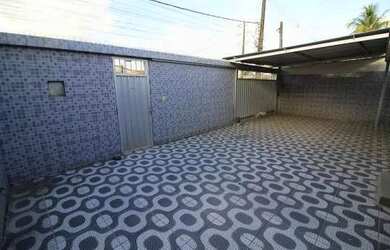 Imagem: A casa possui 3 Dormitórios, 1 Banheiro, 2 Vagas na garagem
