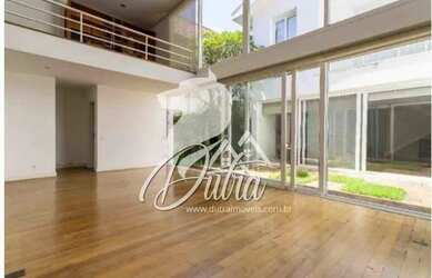 Imagem: A casa possui 3 Dormitórios, 4 Banheiros, 2 Vagas na garagem