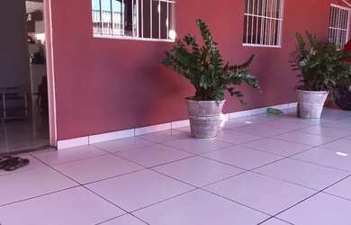 Imagem: A casa possui 3 Dormitórios, 2 Banheiros, 2 Vagas na garagem