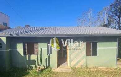 Imagem: A casa possui 3 Dormitórios, 1 Banheiro, 2 Vagas na garagem