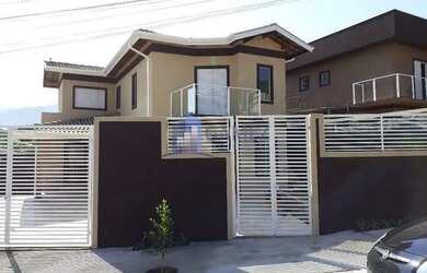 Imagem: A casa possui 3 Dormitórios, 2 Banheiros, 3 Vagas na garagem