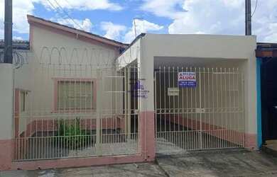 Imagem: A casa possui 3 Dormitórios, 1 Banheiro, 2 Vagas na garagem