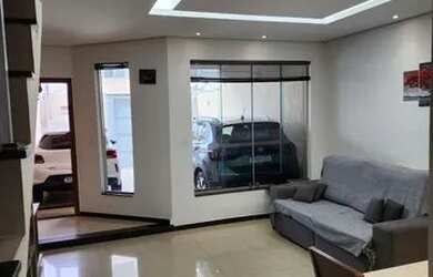 Imagem: A casa possui 3 Dormitórios, 3 Banheiros, 2 Vagas na garagem