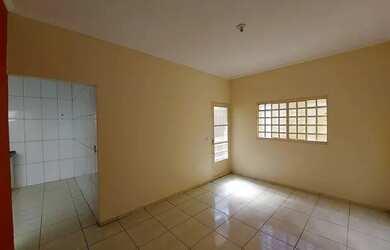 Imagem: A casa possui 2 Dormitórios, 1 Banheiro, 1 Vaga na garagem