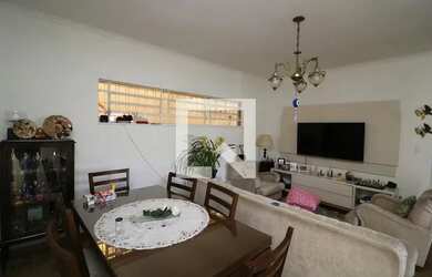 Imagem: A casa possui 3 Dormitórios, 3 Banheiros, 4 Vagas na garagem