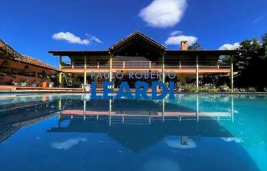 Imagem: A casa em condomínio possui 5 Dormitórios, 5 Banheiros, 5