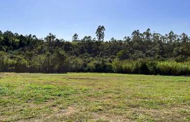 Imagem: O terreno possui 891m² de Área e está localizado em Loteamento