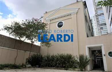 Imagem: A casa possui 4 Dormitórios, 5 Banheiros, 5 Vagas na garagem