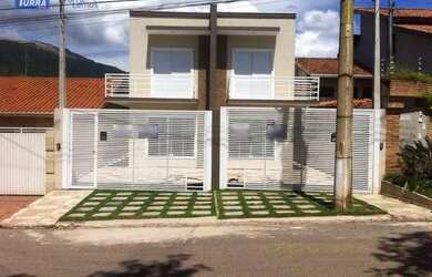 Imagem: A casa possui 3 Dormitórios, 3 Banheiros, 2 Vagas na garagem