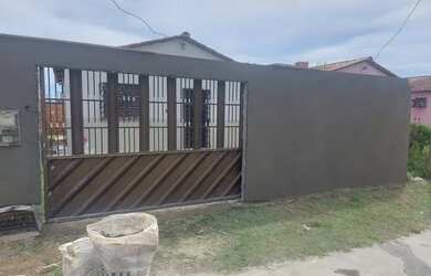 Imagem: A casa possui 2 Dormitórios, 1 Banheiro, 1 Vaga na garagem