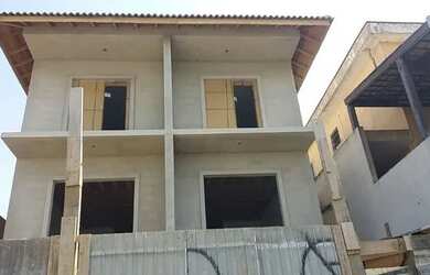 Imagem: A casa possui 3 Dormitórios, 1 Banheiro, 3 Vagas na garagem