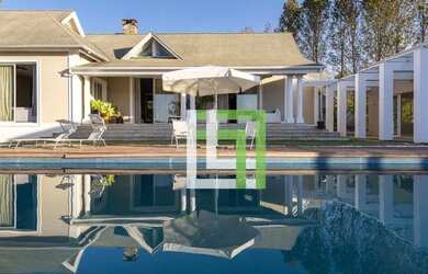 Imagem: A casa em condomínio para alugar possui 5 Dormitórios, 5 Banheiros