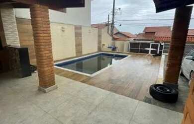 Imagem: A casa possui 2 Dormitórios, 3 Banheiros, 2 Vagas na garagem