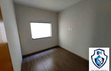 Imagem: A casa possui 2 Dormitórios, 2 Banheiros, 2 Vagas na garagem