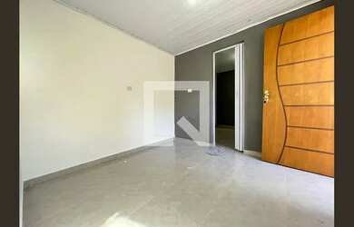 Imagem: A casa possui 1 Dormitório, 1 Banheiro, 1 Vaga na garagem