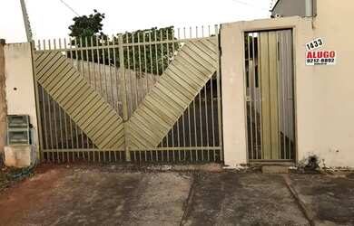 Imagem: A casa possui 1 Dormitório, 1 Banheiro, 1 Vaga na garagem e