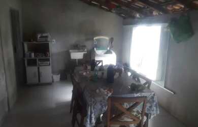 Imagem: A casa possui 2 Dormitórios, 2 Banheiros, 2 Vagas na garagem