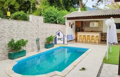 Imagem: A casa possui 4 Dormitórios, 1 Banheiro, 2 Vagas na garagem