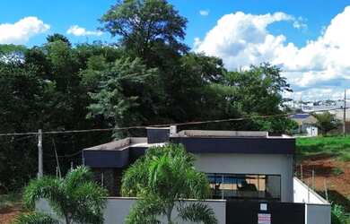 Imagem: A casa possui 1 Dormitório, 3 Banheiros, 5 Vagas na garagem