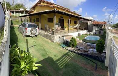 Imagem: A casa possui 3 Dormitórios, 3 Banheiros, 4 Vagas na garagem